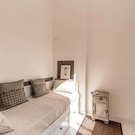 Aweshome Spagna White Fair Loft